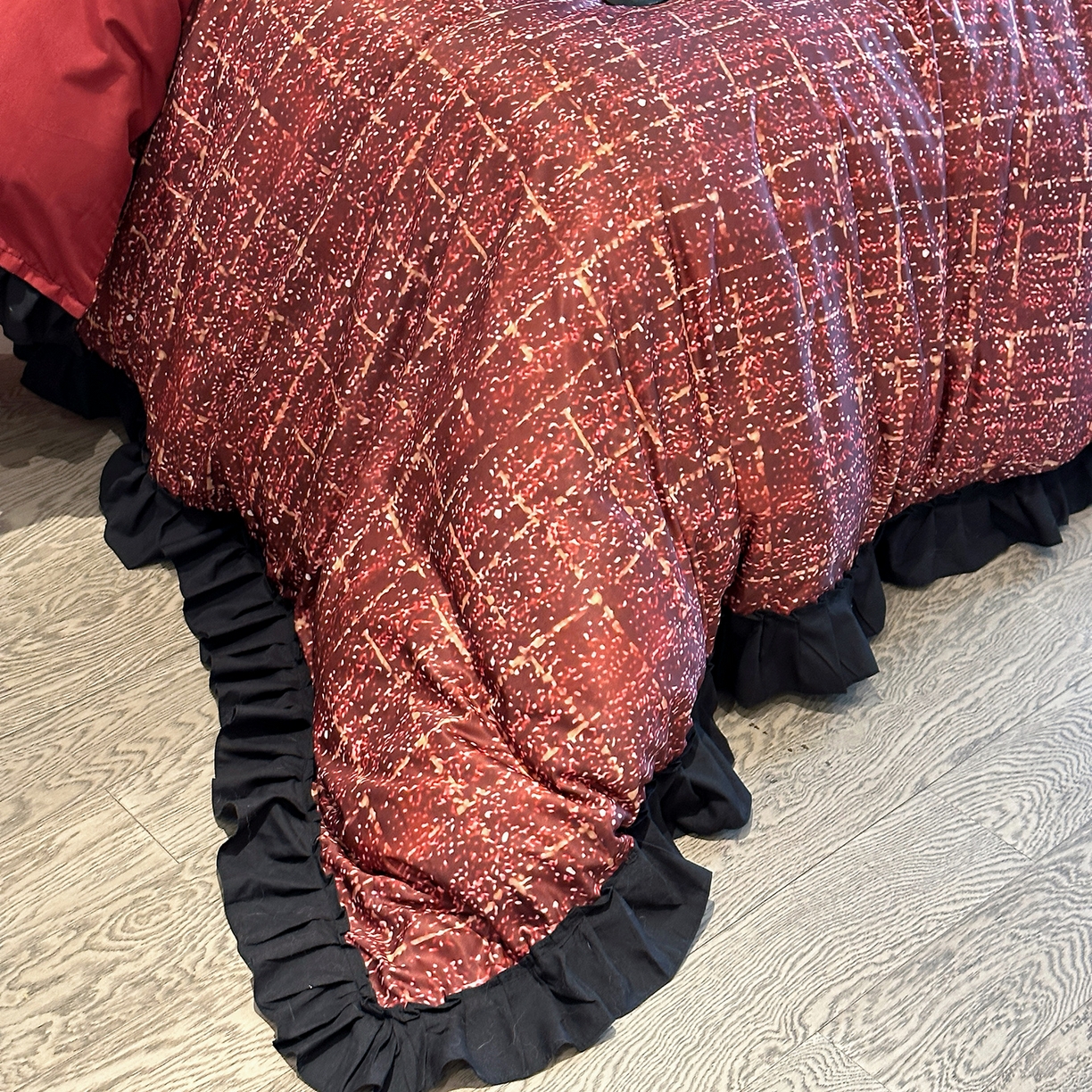 91家纺网 家纺一手货源 找家纺 苏源家居 2026新款韩式大牌风荷叶边款亲肤棉磨毛四件套 凡尔赛-砖红