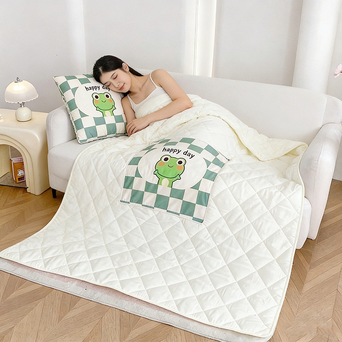 91家纺网 家纺一手货源 找家纺 新奇异 2025新款数码印花多功能抱枕被 快乐青蛙