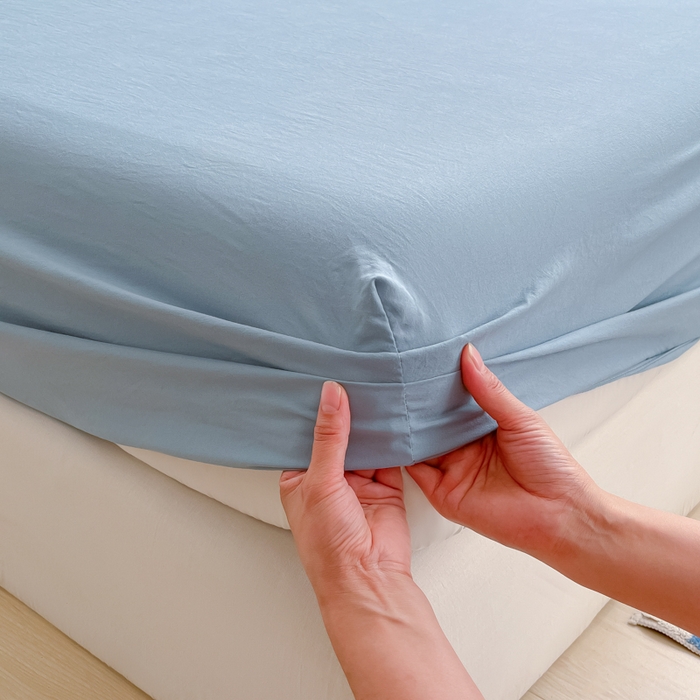 91家纺网 家纺一手货源 找家纺 温眠家纺 2025新款纯色格子高克重水洗棉床笠全包围防滑床罩保护套单床笠 迷雾蓝