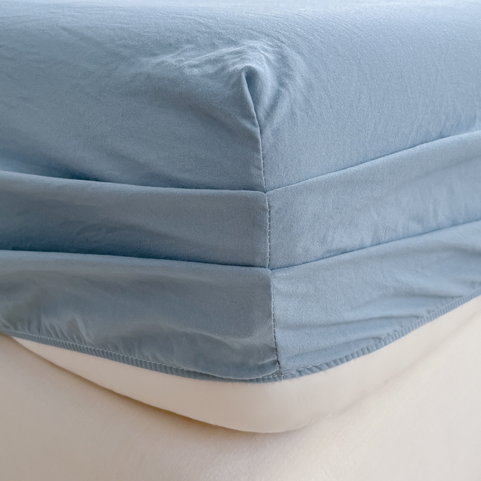 91家纺网 家纺一手货源 找家纺 温眠家纺 2025新款纯色格子高克重水洗棉床笠全包围防滑床罩保护套单床笠 迷雾蓝