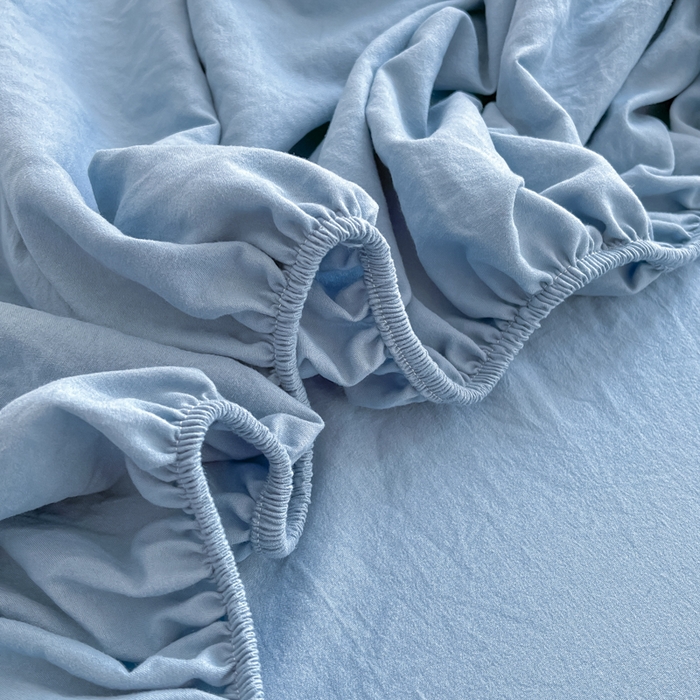 91家纺网 家纺一手货源 找家纺 温眠家纺 2025新款纯色格子高克重水洗棉床笠全包围防滑床罩保护套单床笠 迷雾蓝