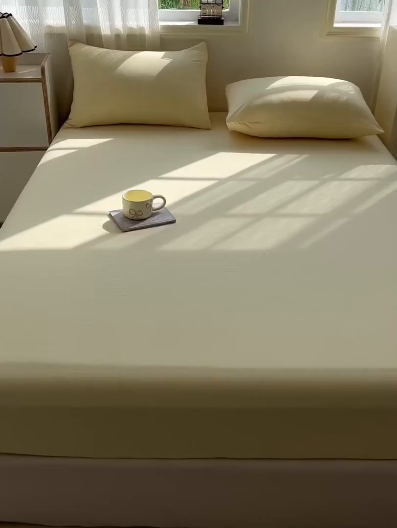 91家纺网 家纺一手货源 找家纺 温眠家纺 2025新款纯色格子高克重水洗棉床笠全包围防滑床罩保护套单床笠 奶黄