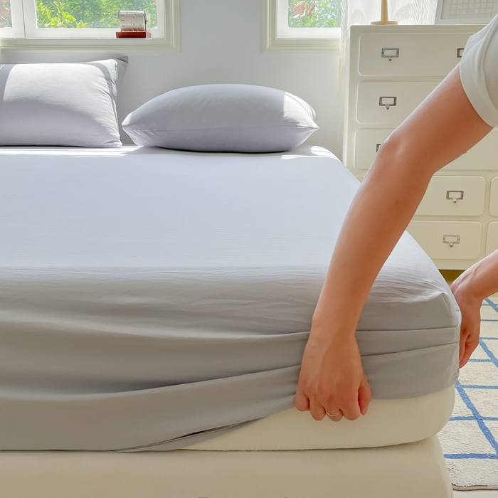 91家纺网 家纺一手货源 找家纺 温眠家纺 2025新款纯色格子高克重水洗棉床笠全包围防滑床罩保护套单床笠 浅灰