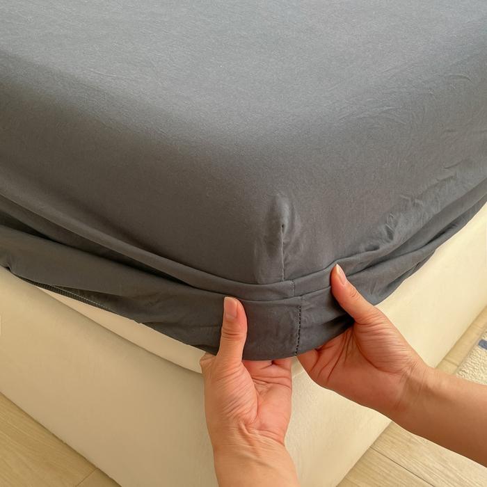 91家纺网 家纺一手货源 找家纺 温眠家纺 2025新款纯色格子高克重水洗棉床笠全包围防滑床罩保护套单床笠 深灰