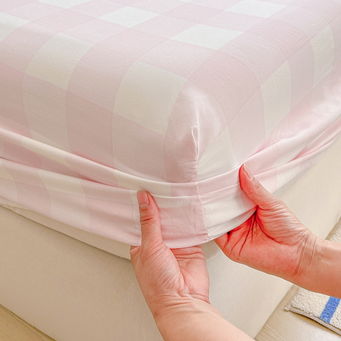 91家纺网 家纺一手货源 找家纺 温眠家纺 2025新款纯色格子高克重水洗棉床笠全包围防滑床罩保护套单床笠 元气桃桃