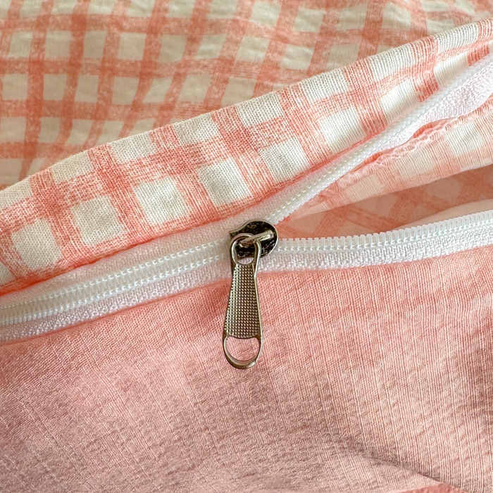 91家纺网 家纺一手货源 找家纺 温眠家纺 2025新款云感针织双层纱四件套 粉小格