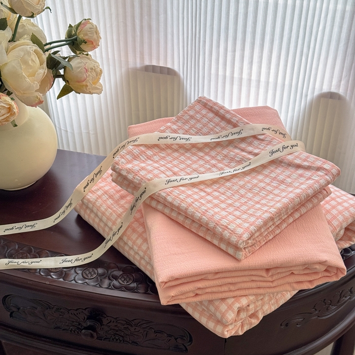 91家纺网 家纺一手货源 找家纺 温眠家纺 2025新款活性印染云感针织双层纱四件套 粉小格