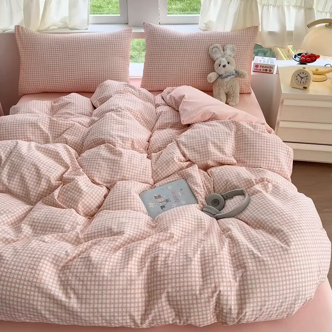 91家纺网 家纺一手货源 找家纺 温眠家纺 2025新款活性印染云感针织双层纱四件套 粉小格