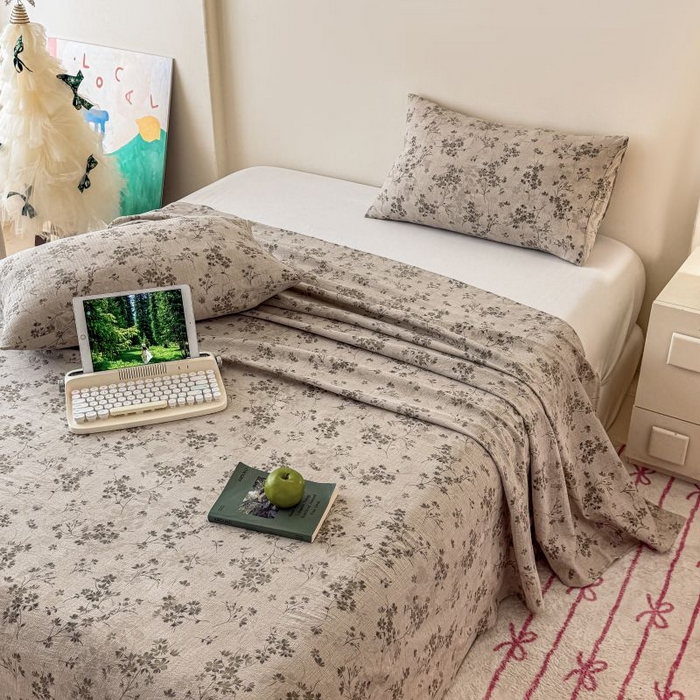 91家纺网 家纺一手货源 找家纺 温眠家纺 2025春夏新款云感棉双层纱床单单床单枕套三件套 秋风萧瑟