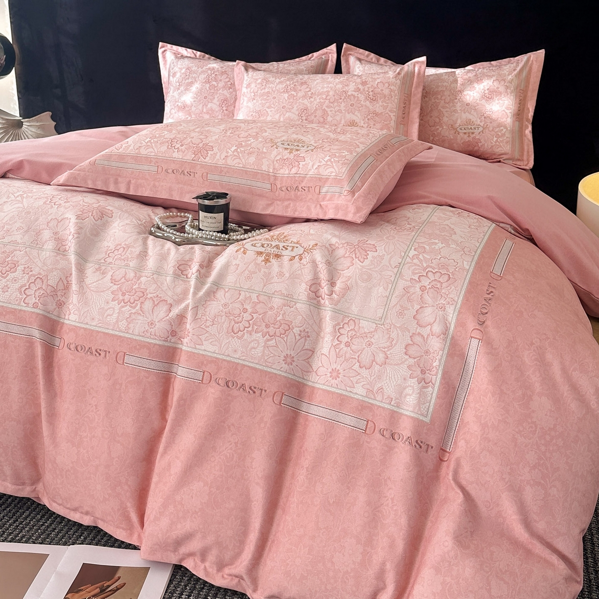 91家纺网 家纺一手货源 找家纺 喜四方 2026年新款加厚全棉印花加绣花四件套 花样年华-粉