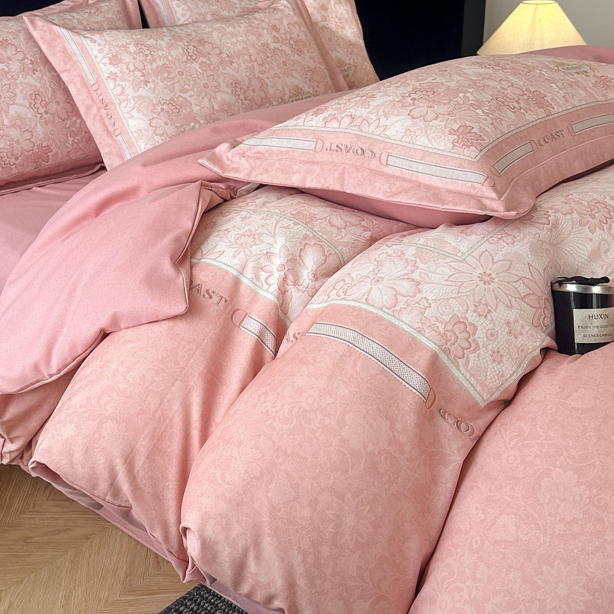 91家纺网 家纺一手货源 找家纺 喜四方 2026年新款加厚全棉印花加绣花四件套 花样年华-粉