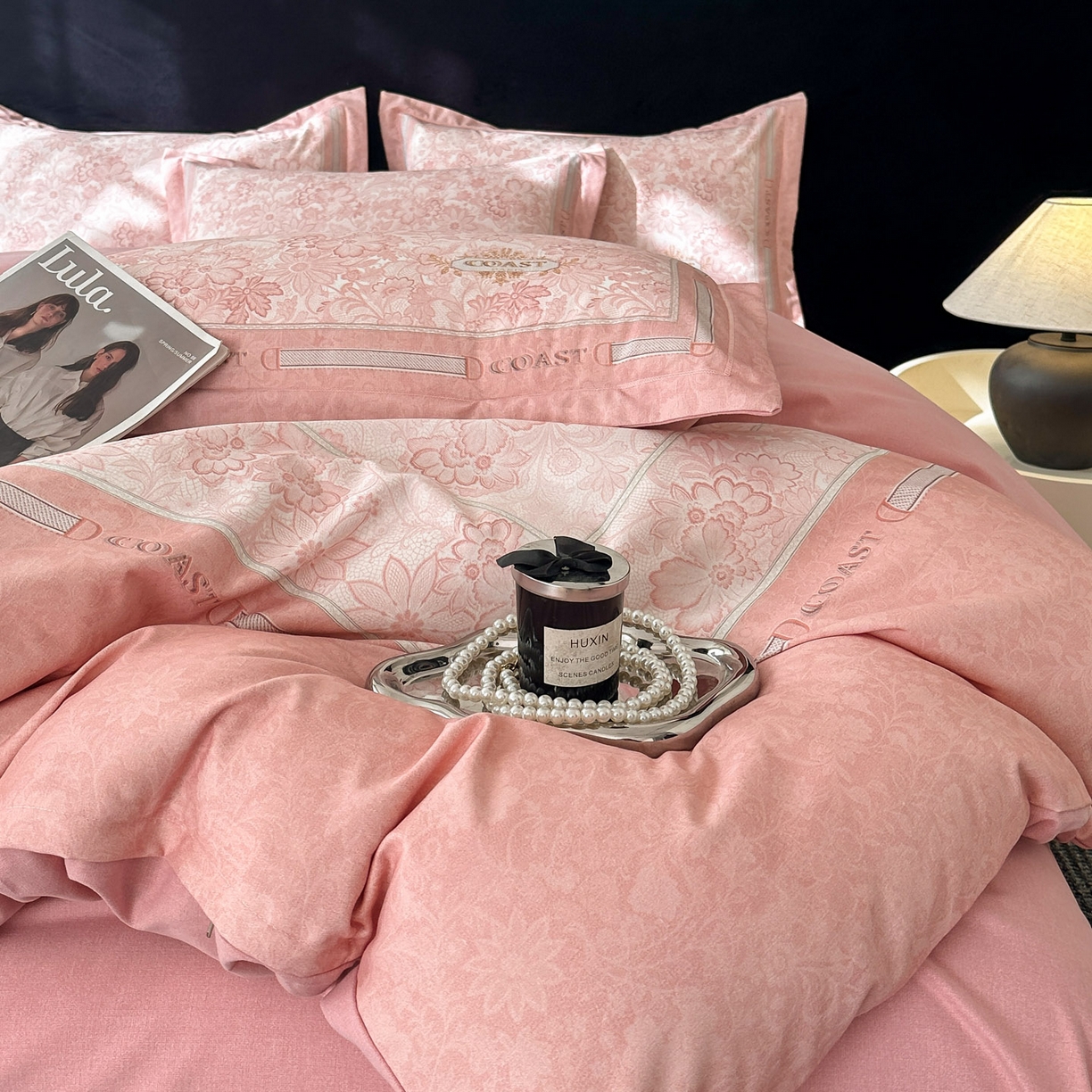 91家纺网 家纺一手货源 找家纺 喜四方 2026年新款加厚全棉印花加绣花四件套 花样年华-粉