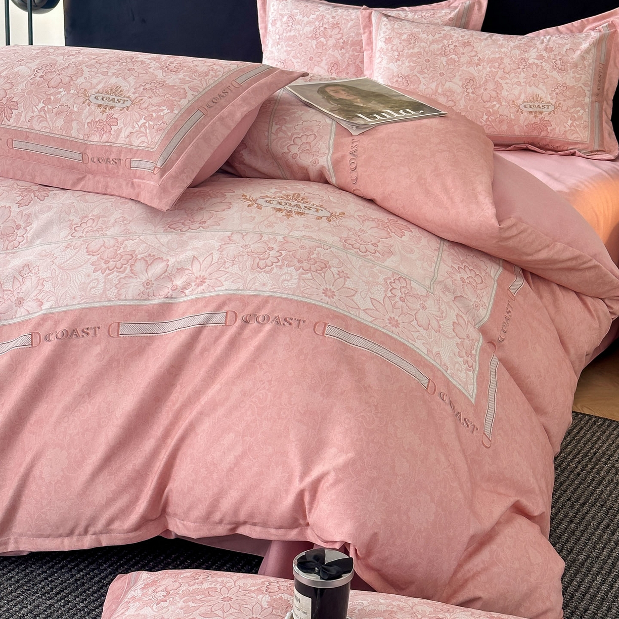 91家纺网 家纺一手货源 找家纺 喜四方 2026年新款加厚全棉印花加绣花四件套 花样年华-粉