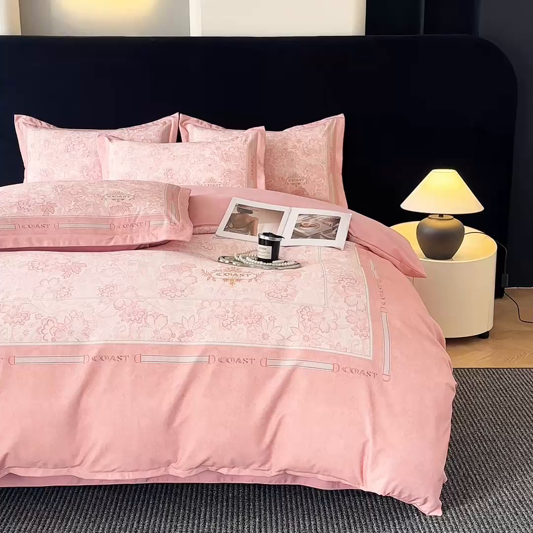 91家纺网 家纺一手货源 找家纺 喜四方 2026年新款加厚全棉印花加绣花四件套 花样年华-粉