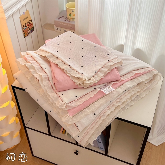 91家纺网 家纺一手货源 找家纺 温眠家纺 2025新款云感双层纱镂空花边夏被四件套 初恋