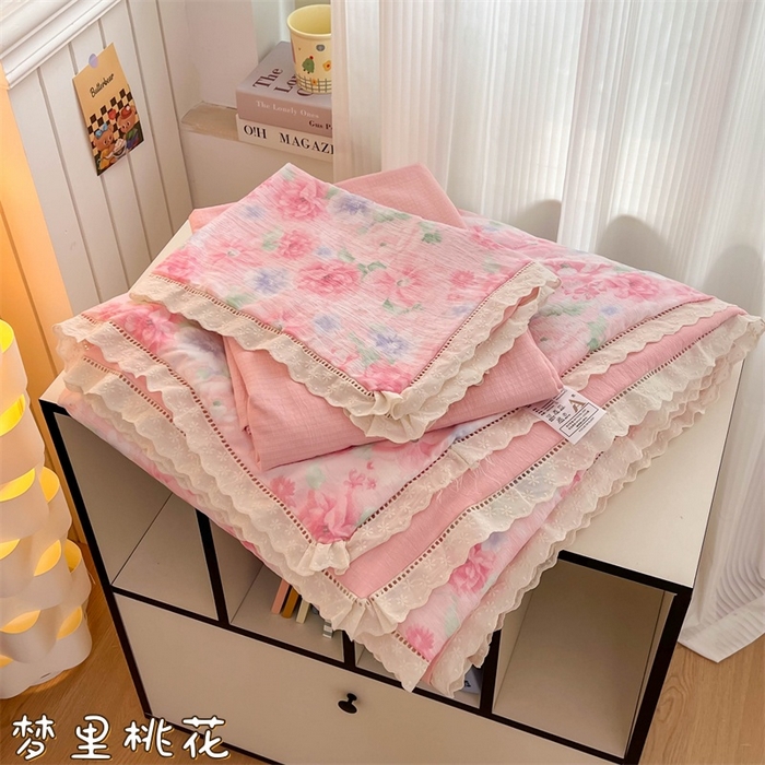 91家纺网 家纺一手货源 找家纺 温眠家纺 2025新款云感双层纱镂空花边夏被四件套 梦里桃花