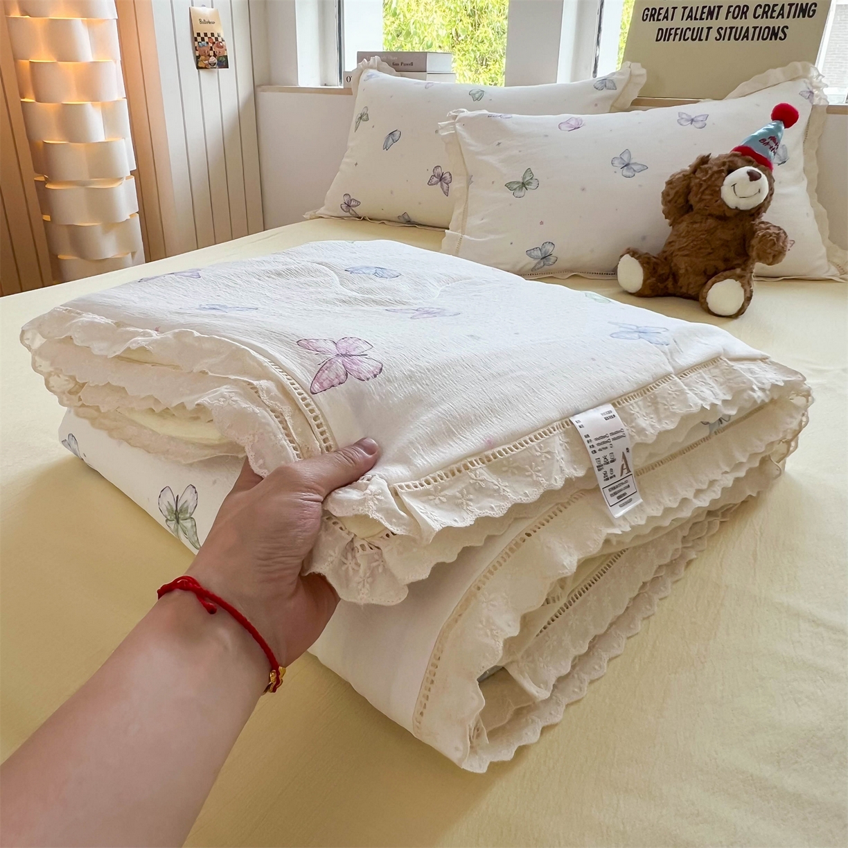 91家纺网 家纺一手货源 找家纺 温眠家纺 2025新款云感双层纱镂空花边夏被四件套 蝶舞