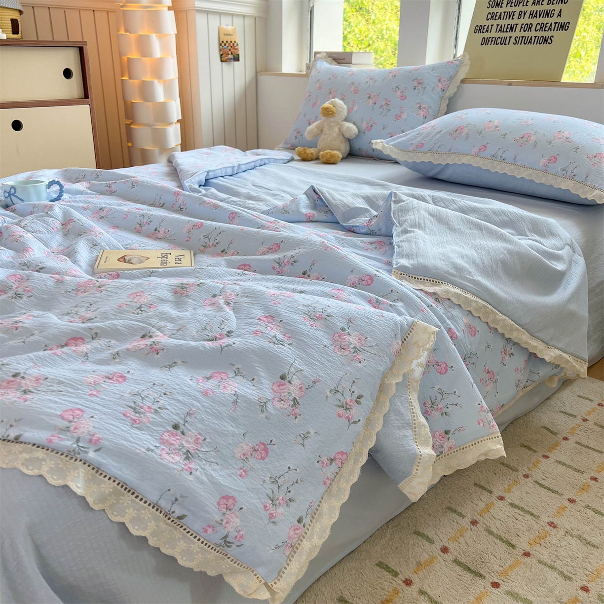 91家纺网 家纺一手货源 找家纺 温眠家纺 2025新款云感双层纱镂空花边夏被四件套 蓝溪