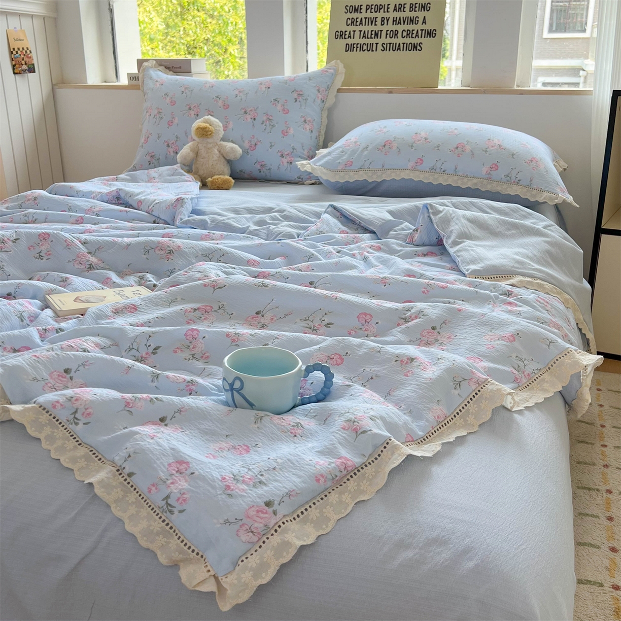 91家纺网 家纺一手货源 找家纺 温眠家纺 2025新款云感双层纱镂空花边夏被四件套 蓝溪