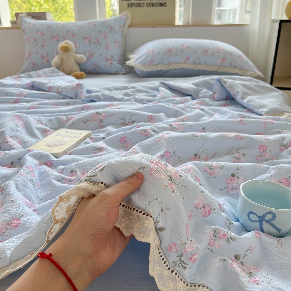 91家纺网 家纺一手货源 找家纺 温眠家纺 2025新款云感双层纱镂空花边夏被四件套 蓝溪