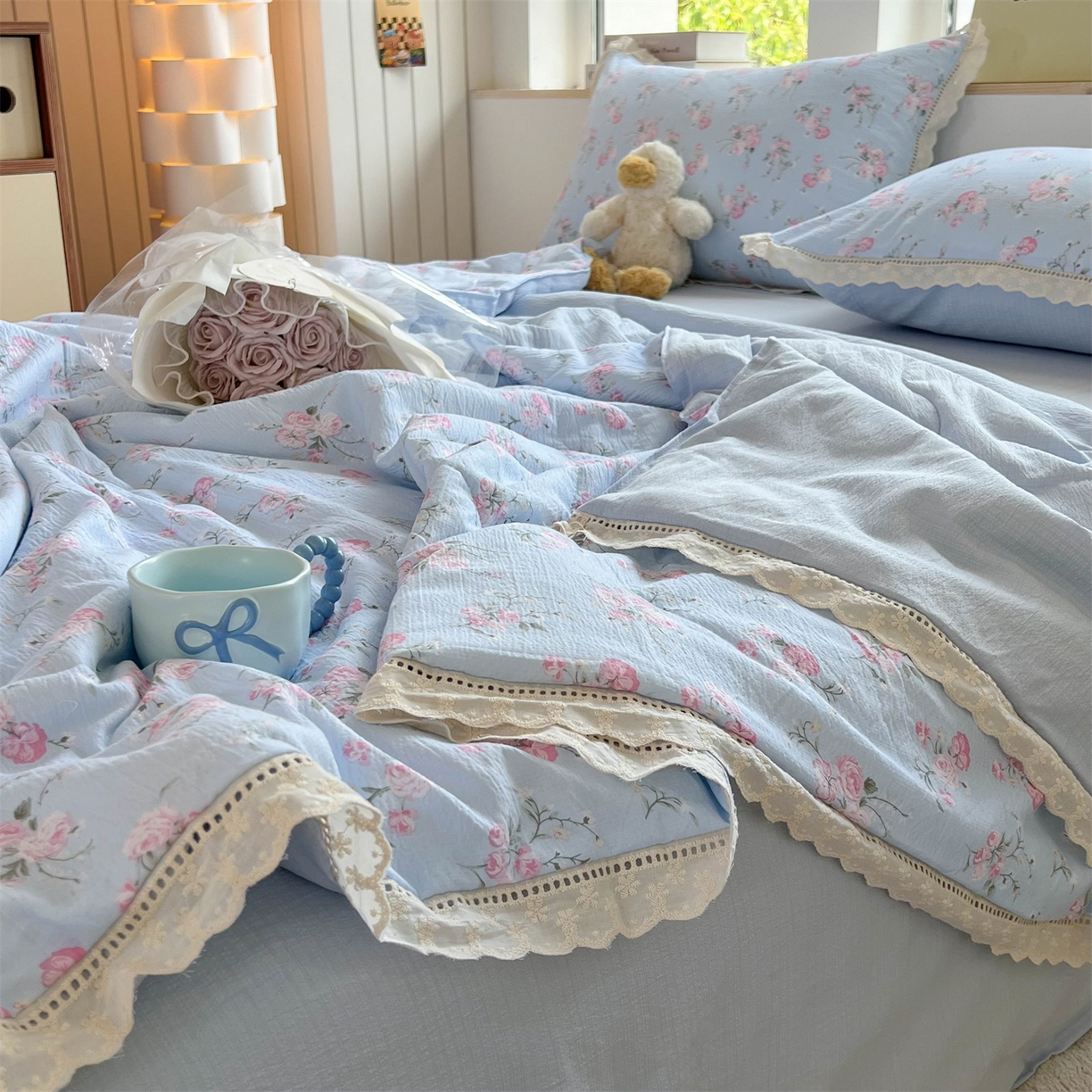 91家纺网 家纺一手货源 找家纺 温眠家纺 2025新款云感双层纱镂空花边夏被四件套 蓝溪