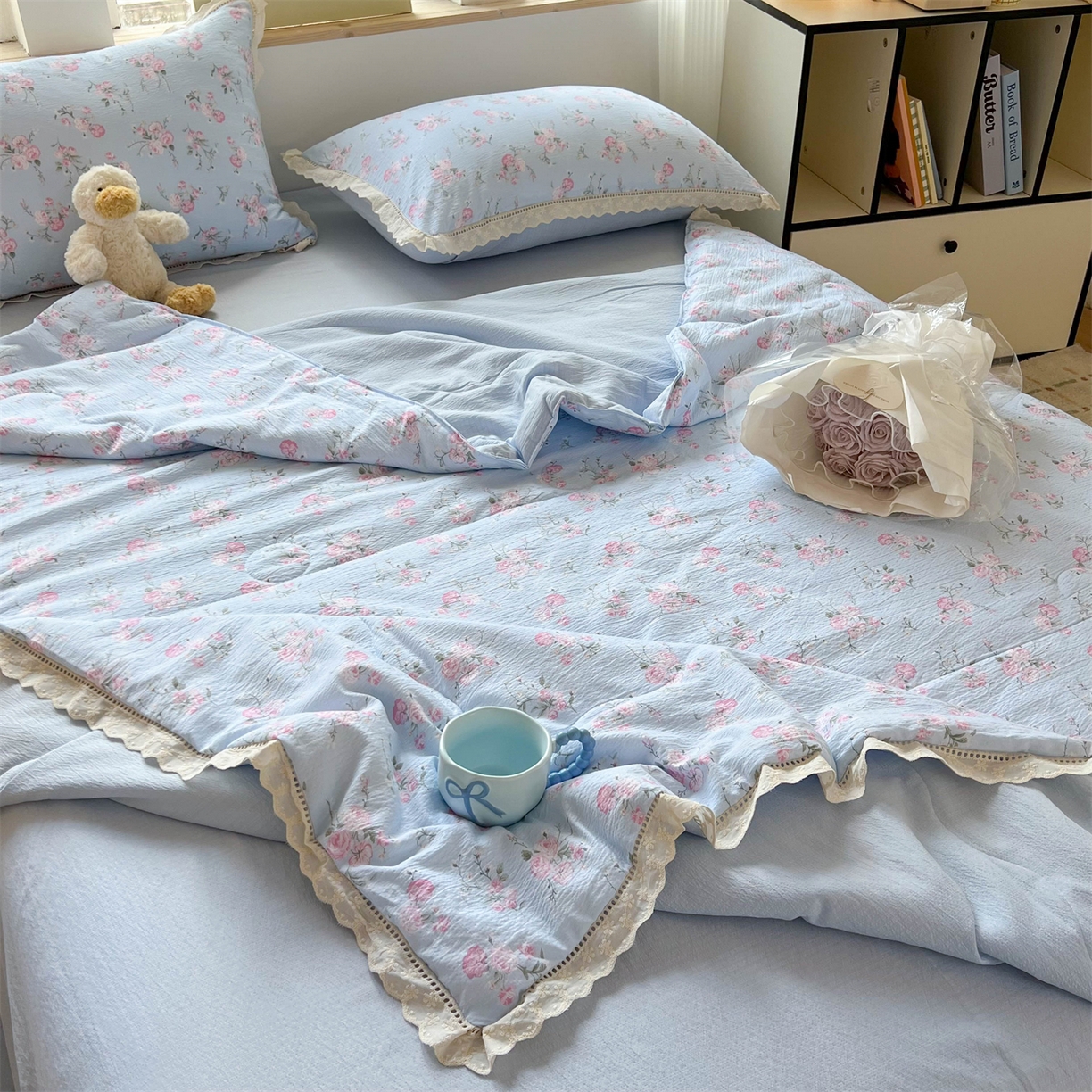 91家纺网 家纺一手货源 找家纺 温眠家纺 2025新款云感双层纱镂空花边夏被四件套 蓝溪