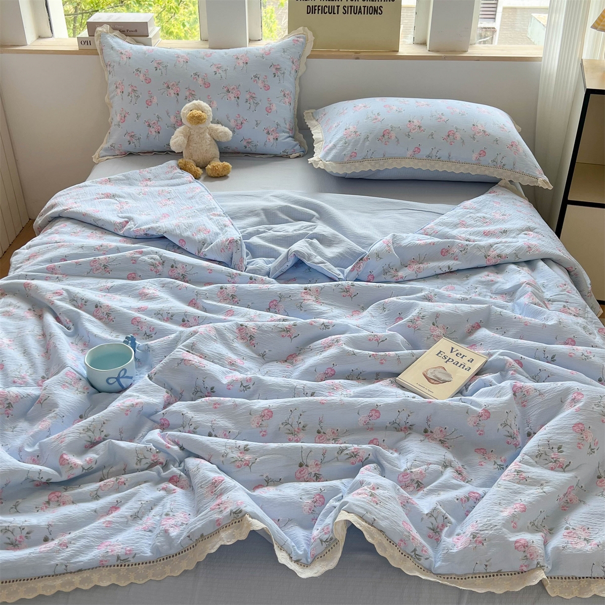 91家纺网 家纺一手货源 找家纺 温眠家纺 2025新款云感双层纱镂空花边夏被四件套 蓝溪