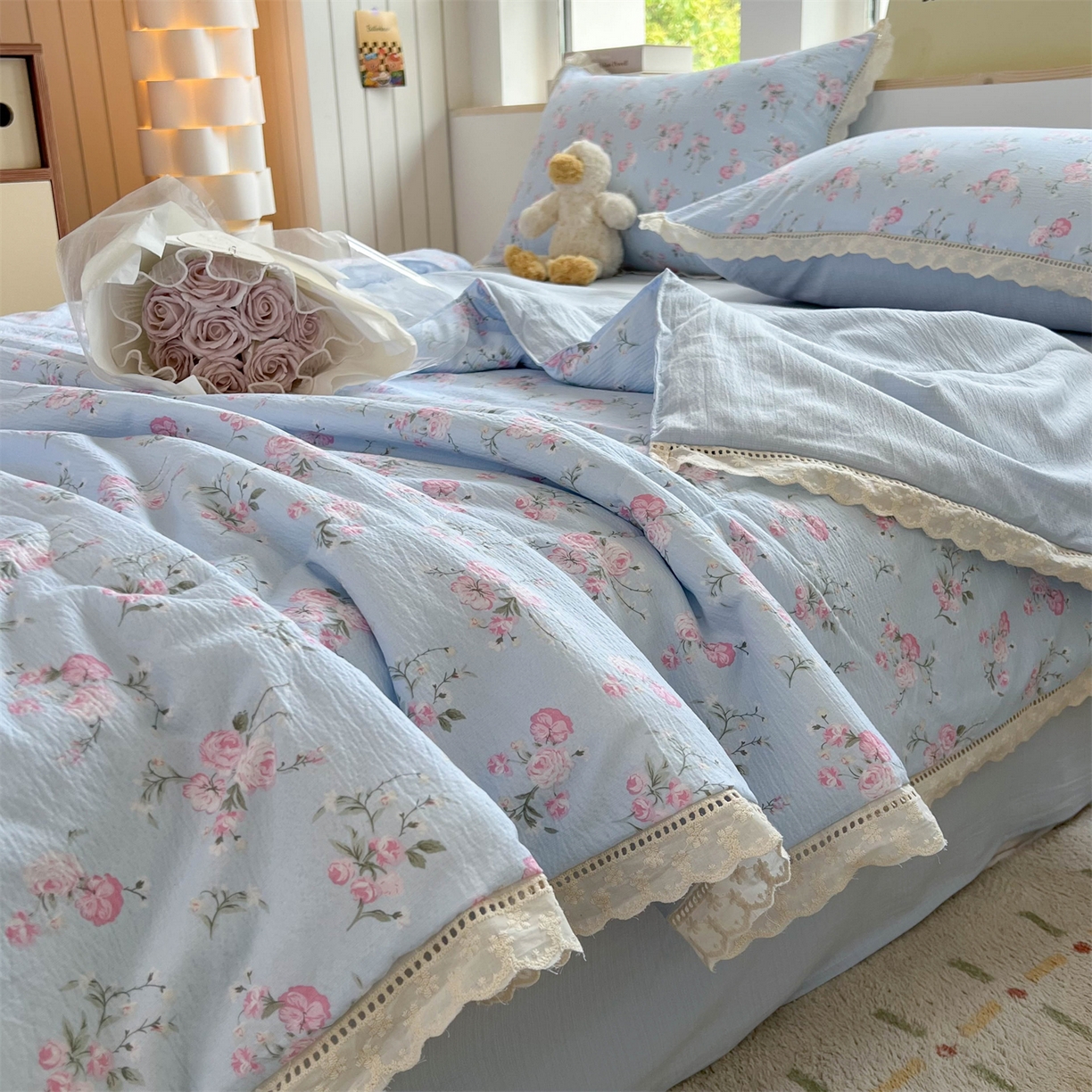 91家纺网 家纺一手货源 找家纺 温眠家纺 2025新款云感双层纱镂空花边夏被四件套 蓝溪