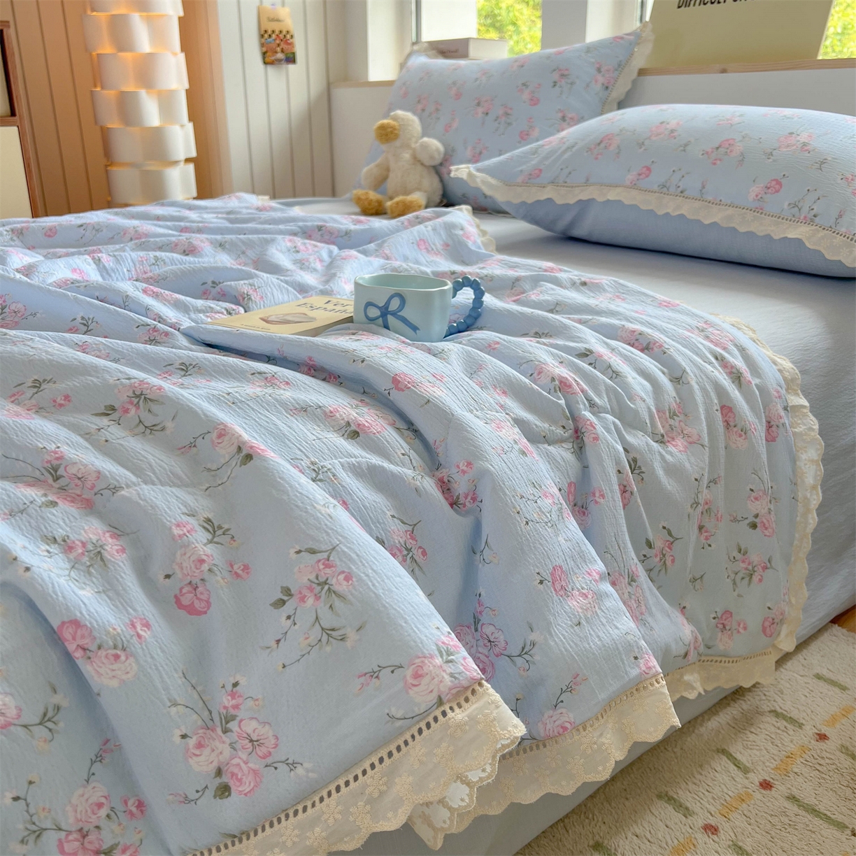 91家纺网 家纺一手货源 找家纺 温眠家纺 2025新款云感双层纱镂空花边夏被四件套 蓝溪