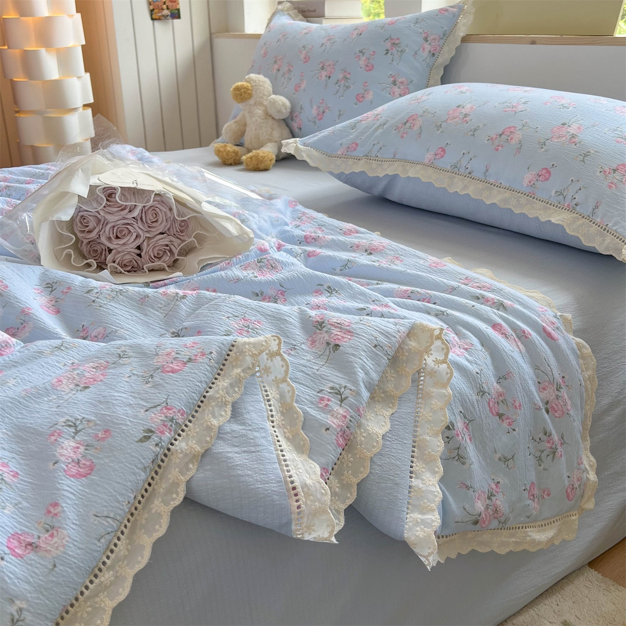 91家纺网 家纺一手货源 找家纺 温眠家纺 2025新款云感双层纱镂空花边夏被四件套 蓝溪