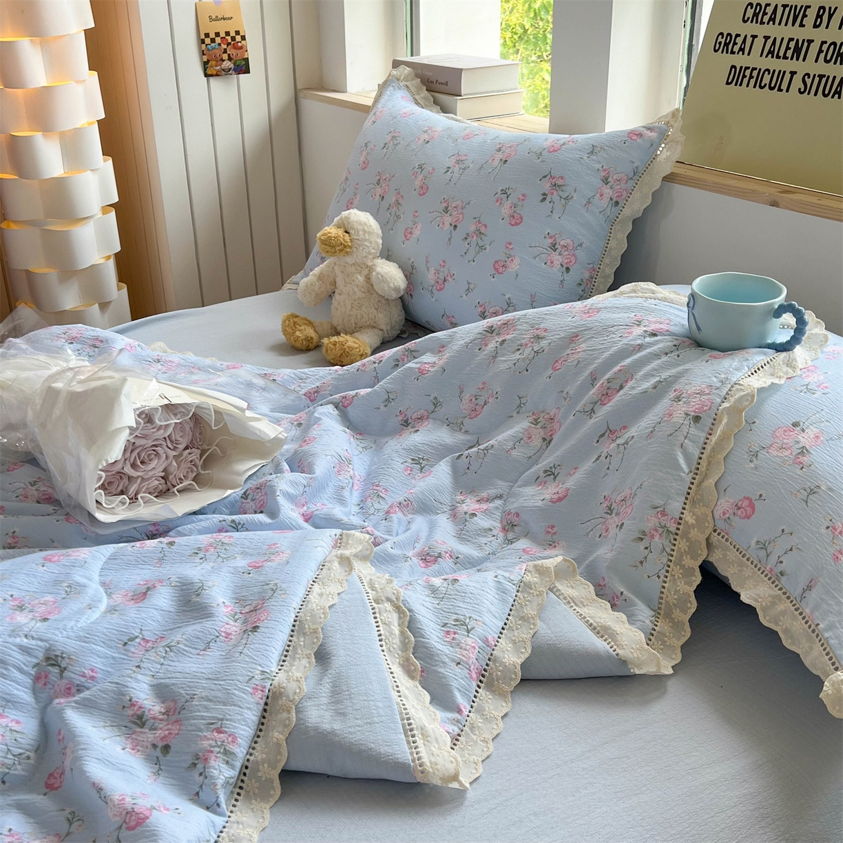 91家纺网 家纺一手货源 找家纺 温眠家纺 2025新款云感双层纱镂空花边夏被四件套 蓝溪