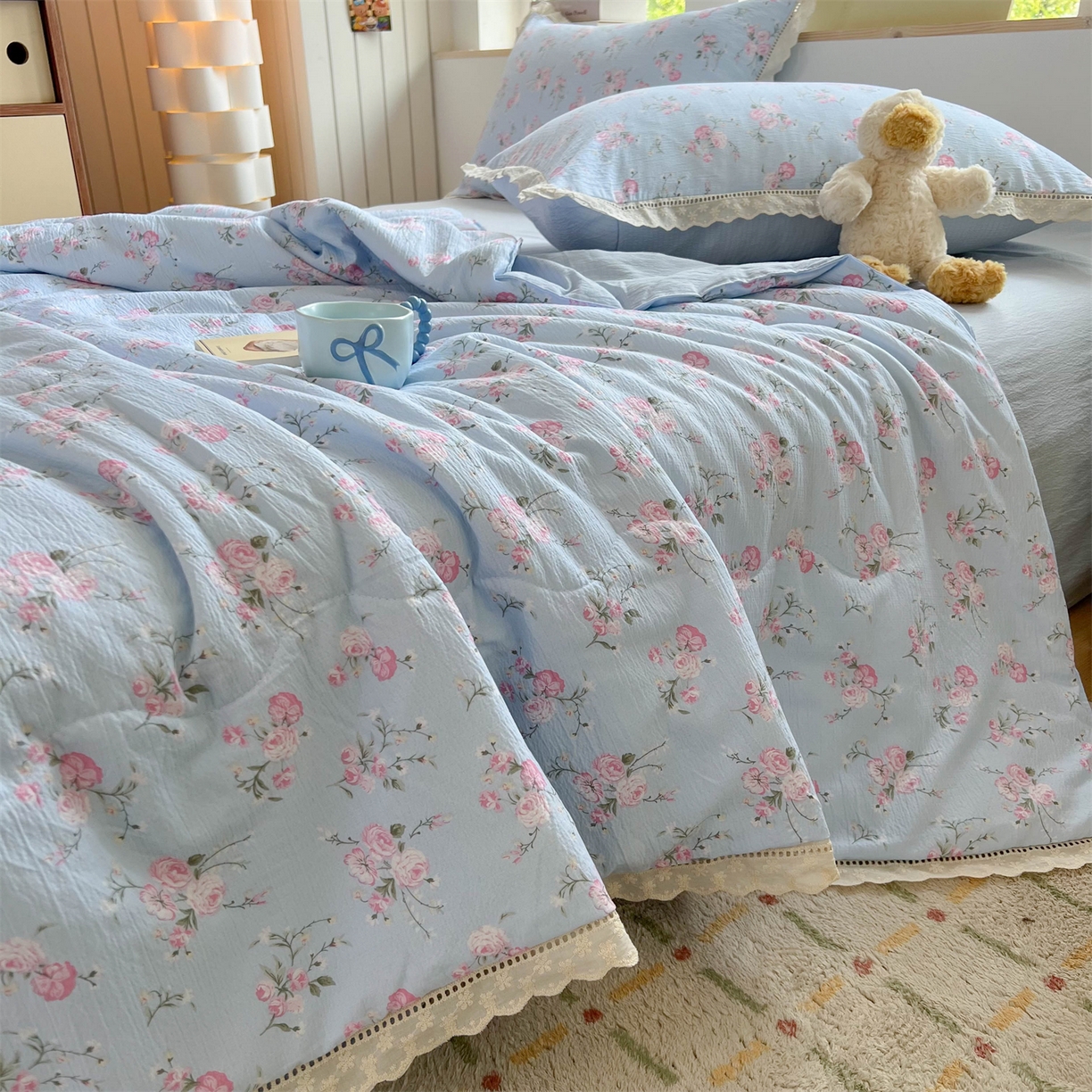 91家纺网 家纺一手货源 找家纺 温眠家纺 2025新款云感双层纱镂空花边夏被四件套 蓝溪