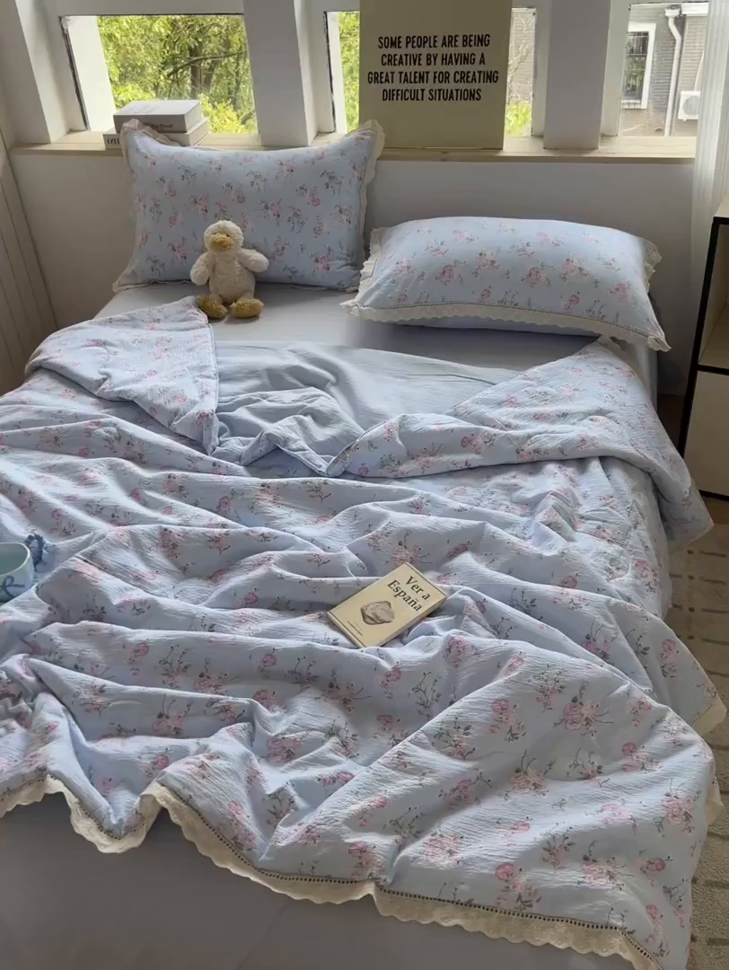 91家纺网 家纺一手货源 找家纺 温眠家纺 2025新款云感双层纱镂空花边夏被四件套 蓝溪