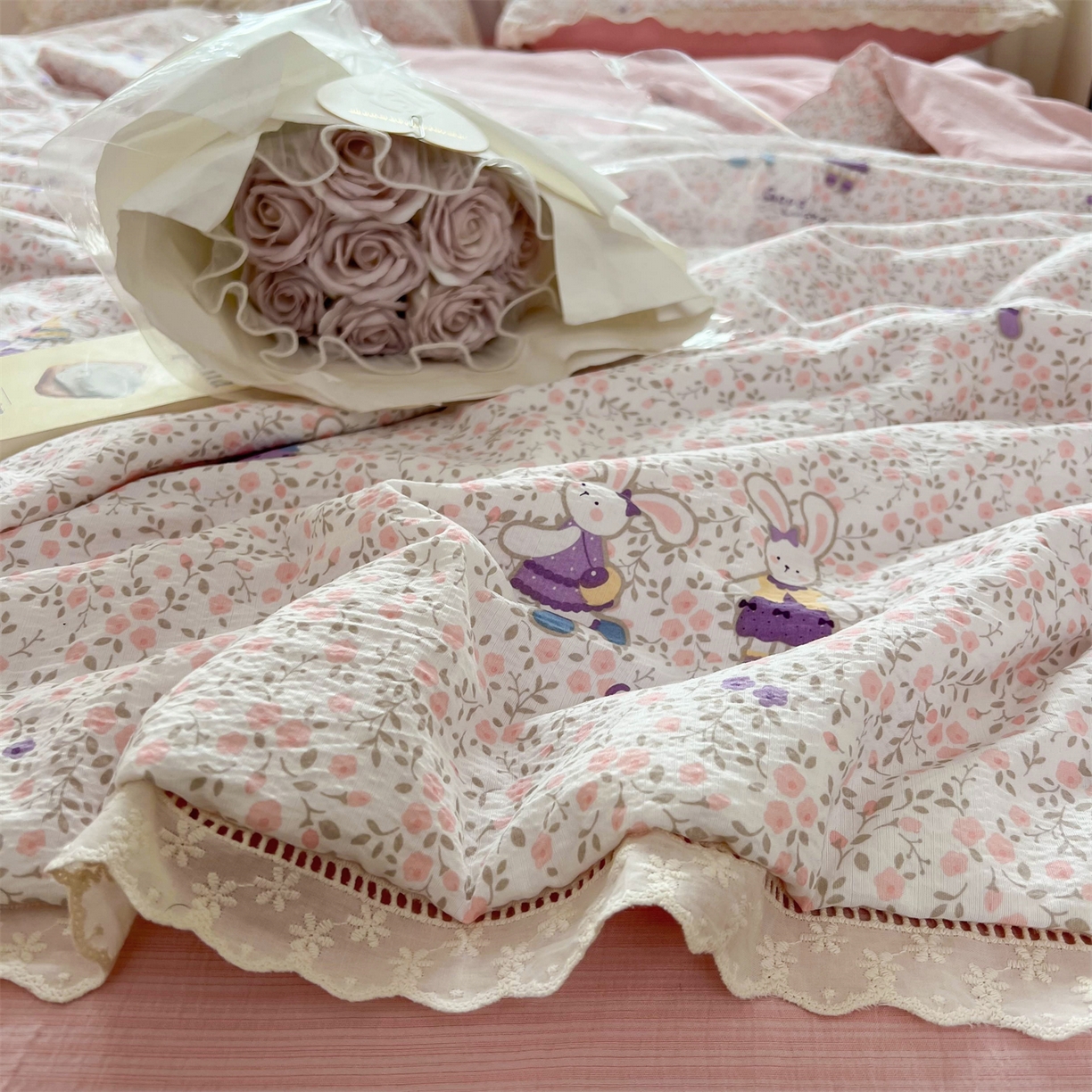 91家纺网 家纺一手货源 找家纺 温眠家纺 2025新款云感双层纱镂空花边夏被四件套 美好时光