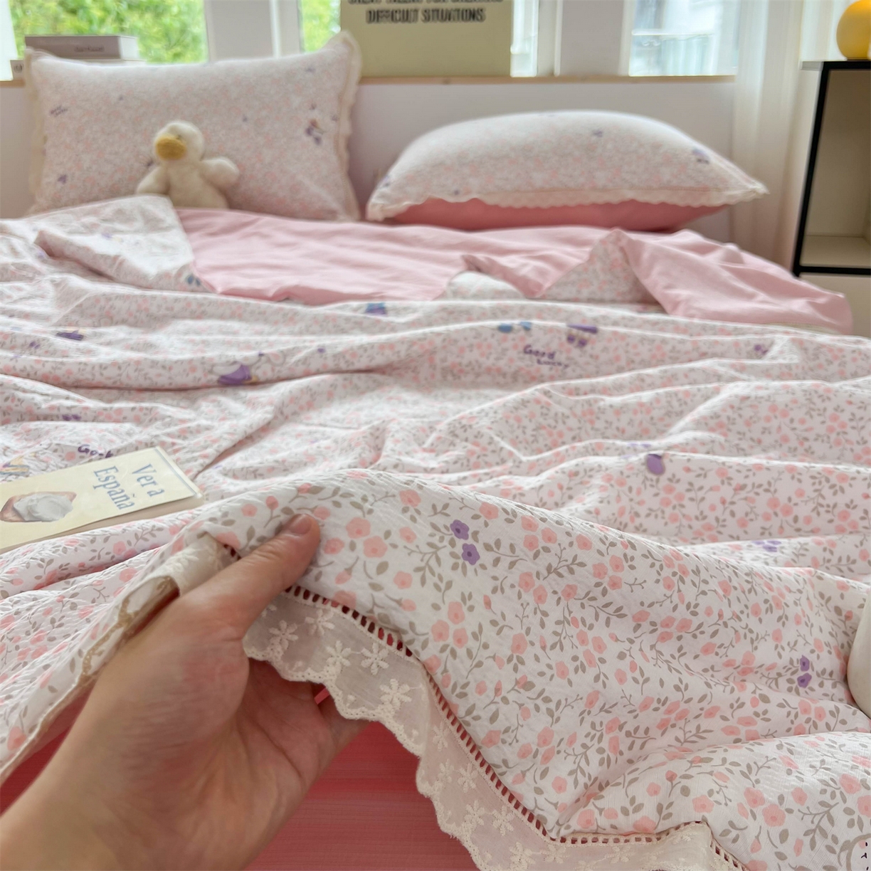 91家纺网 家纺一手货源 找家纺 温眠家纺 2025新款云感双层纱镂空花边夏被四件套 美好时光