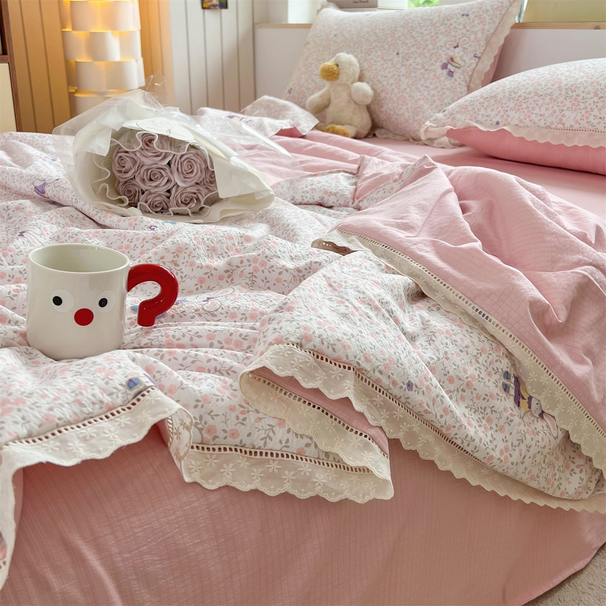 91家纺网 家纺一手货源 找家纺 温眠家纺 2025新款云感双层纱镂空花边夏被四件套 美好时光