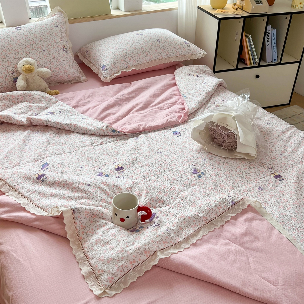 91家纺网 家纺一手货源 找家纺 温眠家纺 2025新款云感双层纱镂空花边夏被四件套 美好时光