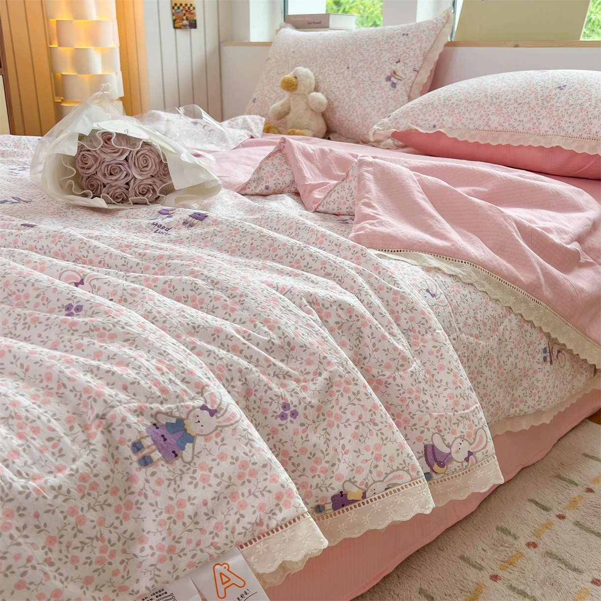 91家纺网 家纺一手货源 找家纺 温眠家纺 2025新款云感双层纱镂空花边夏被四件套 美好时光