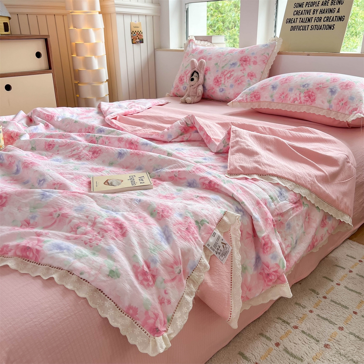 91家纺网 家纺一手货源 找家纺 温眠家纺 2025新款云感双层纱镂空花边夏被四件套 梦里桃花