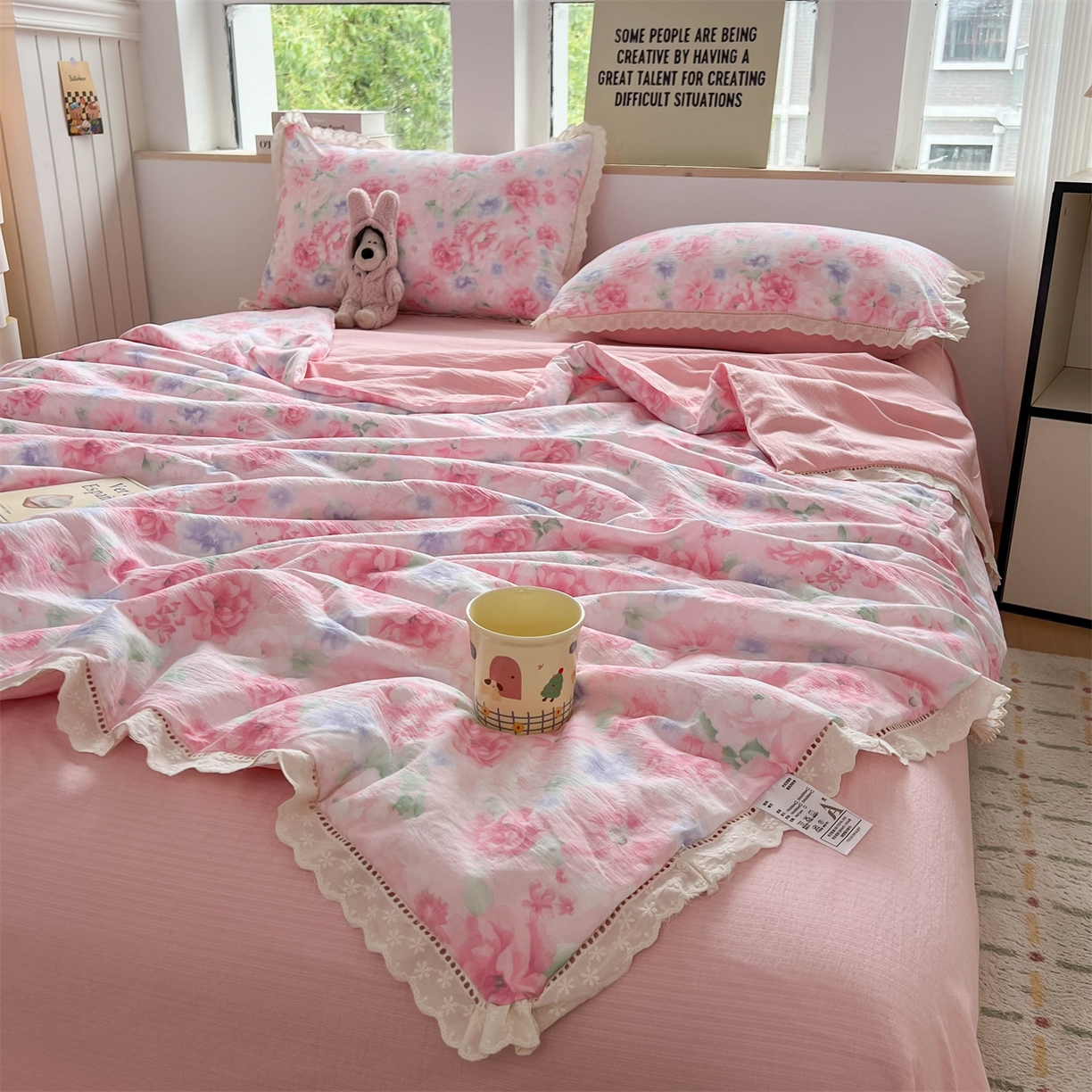 91家纺网 家纺一手货源 找家纺 温眠家纺 2025新款云感双层纱镂空花边夏被四件套 梦里桃花