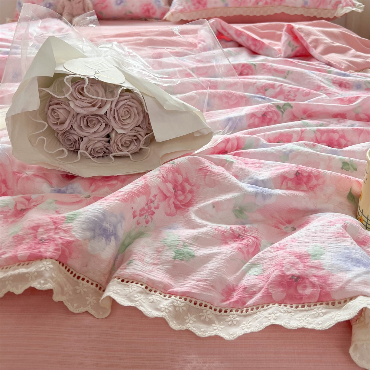 91家纺网 家纺一手货源 找家纺 温眠家纺 2025新款云感双层纱镂空花边夏被四件套 梦里桃花