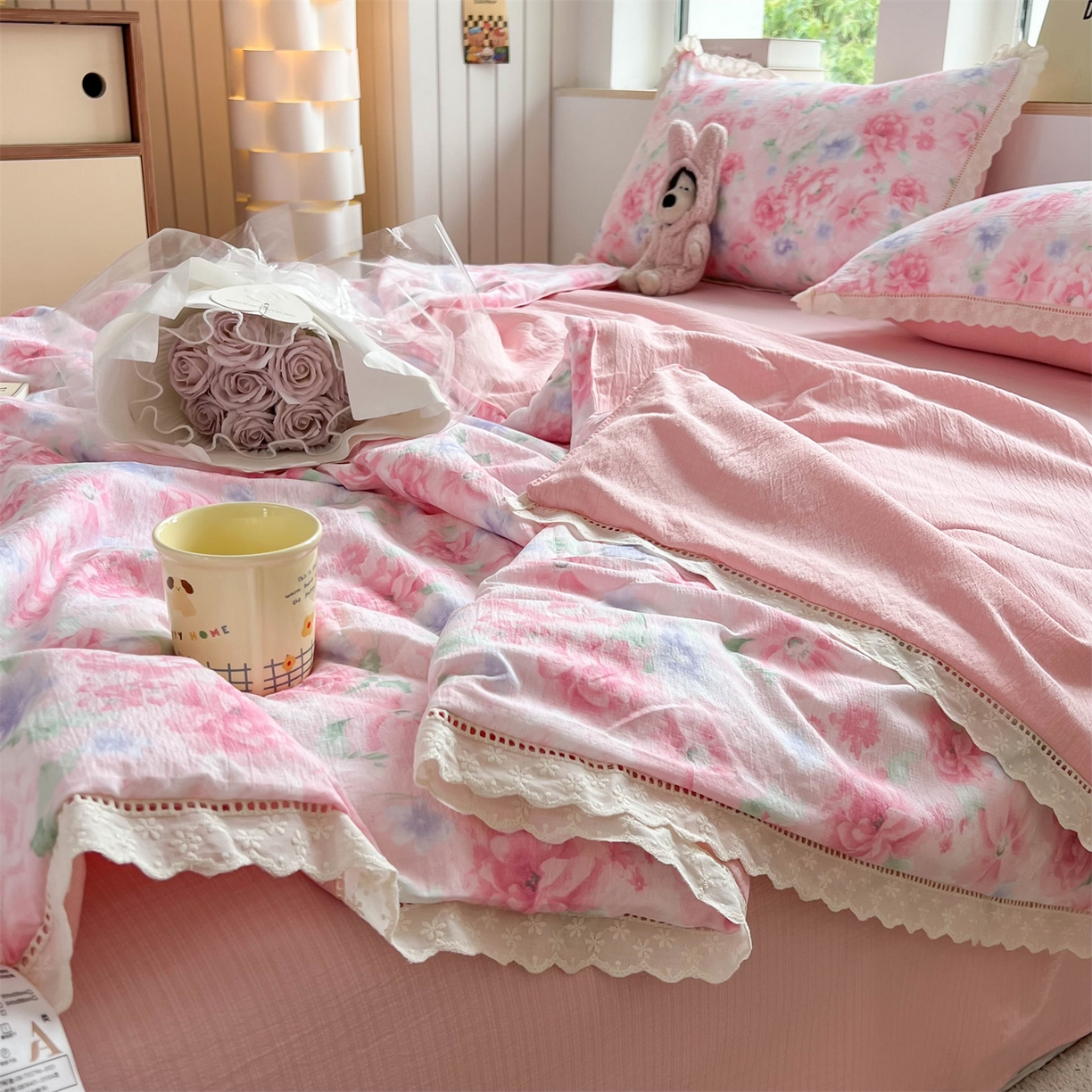 91家纺网 家纺一手货源 找家纺 温眠家纺 2025新款云感双层纱镂空花边夏被四件套 梦里桃花