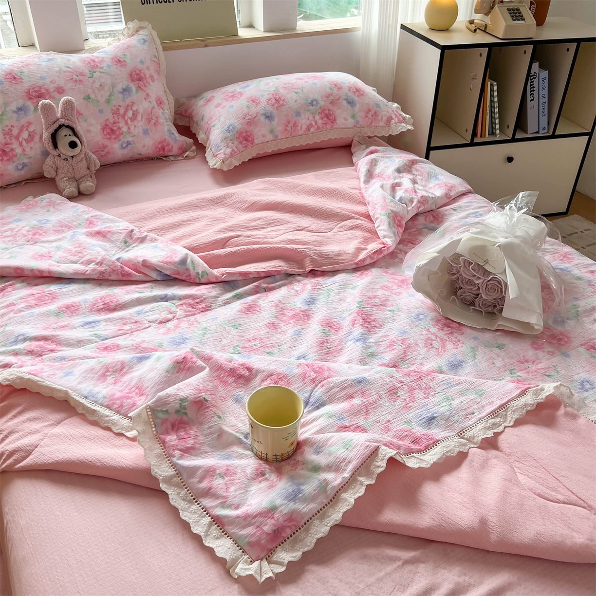 91家纺网 家纺一手货源 找家纺 温眠家纺 2025新款云感双层纱镂空花边夏被四件套 梦里桃花