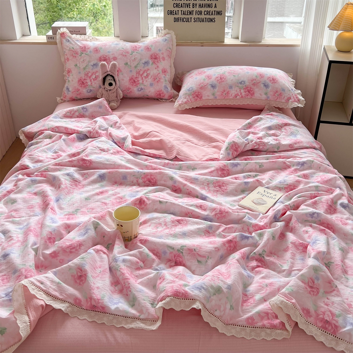 91家纺网 家纺一手货源 找家纺 温眠家纺 2025新款云感双层纱镂空花边夏被四件套 梦里桃花