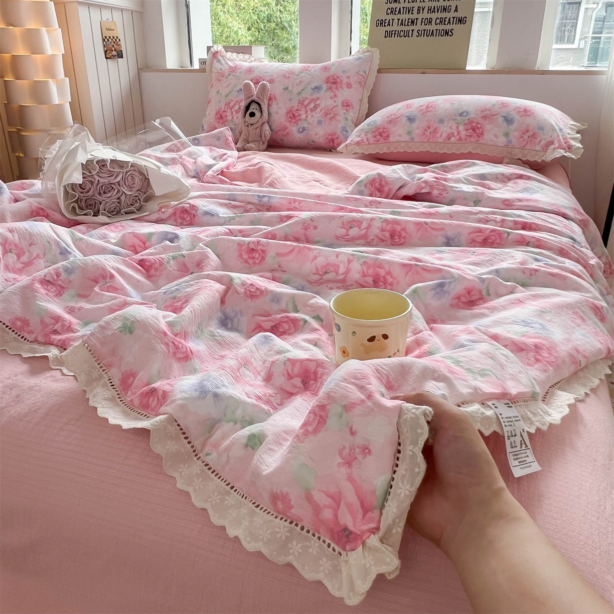 91家纺网 家纺一手货源 找家纺 温眠家纺 2025新款云感双层纱镂空花边夏被四件套 梦里桃花