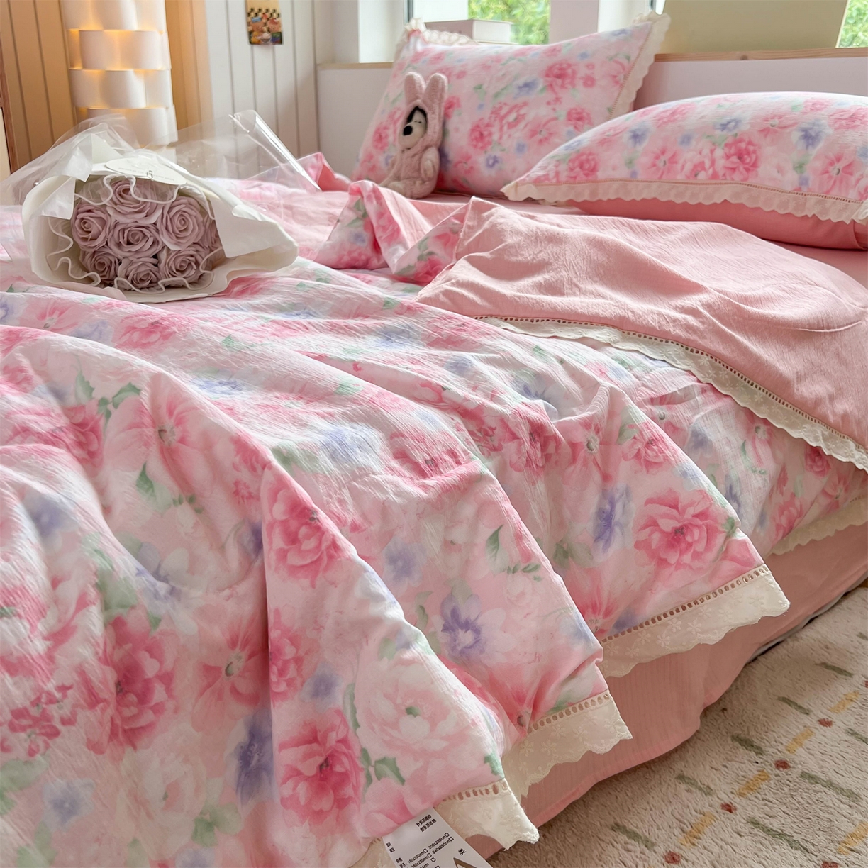 91家纺网 家纺一手货源 找家纺 温眠家纺 2025新款云感双层纱镂空花边夏被四件套 梦里桃花