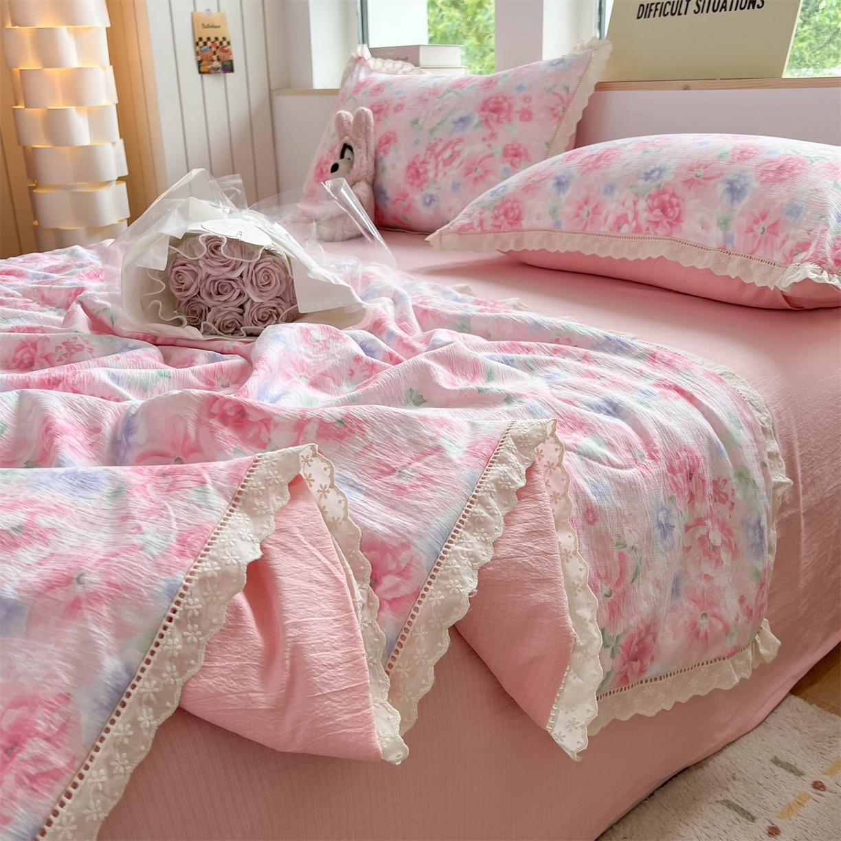 91家纺网 家纺一手货源 找家纺 温眠家纺 2025新款云感双层纱镂空花边夏被四件套 梦里桃花