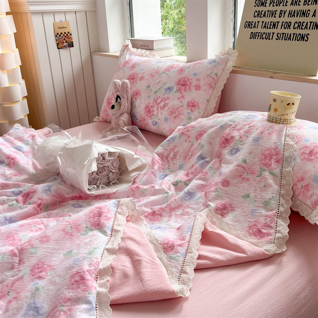 91家纺网 家纺一手货源 找家纺 温眠家纺 2025新款云感双层纱镂空花边夏被四件套 梦里桃花