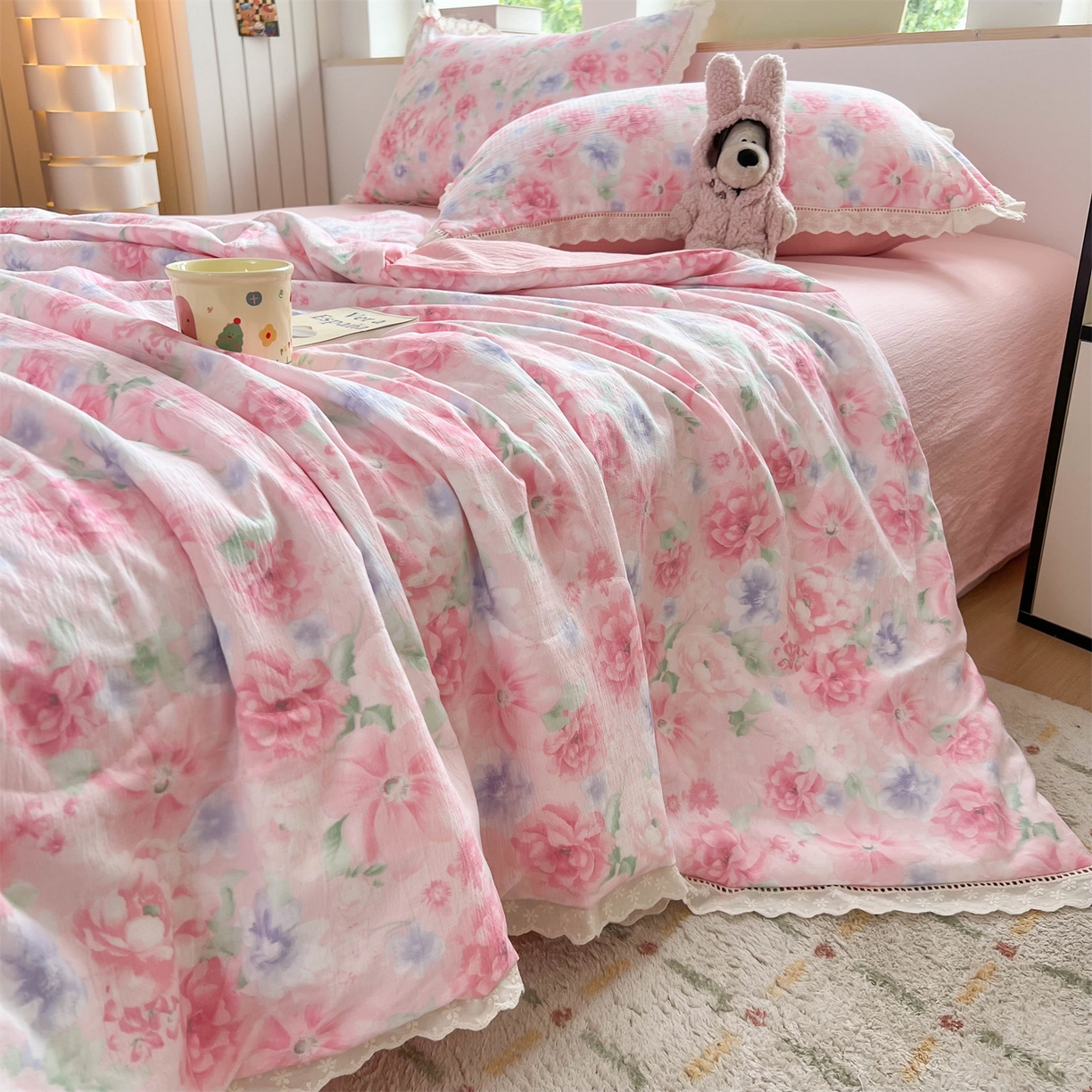 91家纺网 家纺一手货源 找家纺 温眠家纺 2025新款云感双层纱镂空花边夏被四件套 梦里桃花