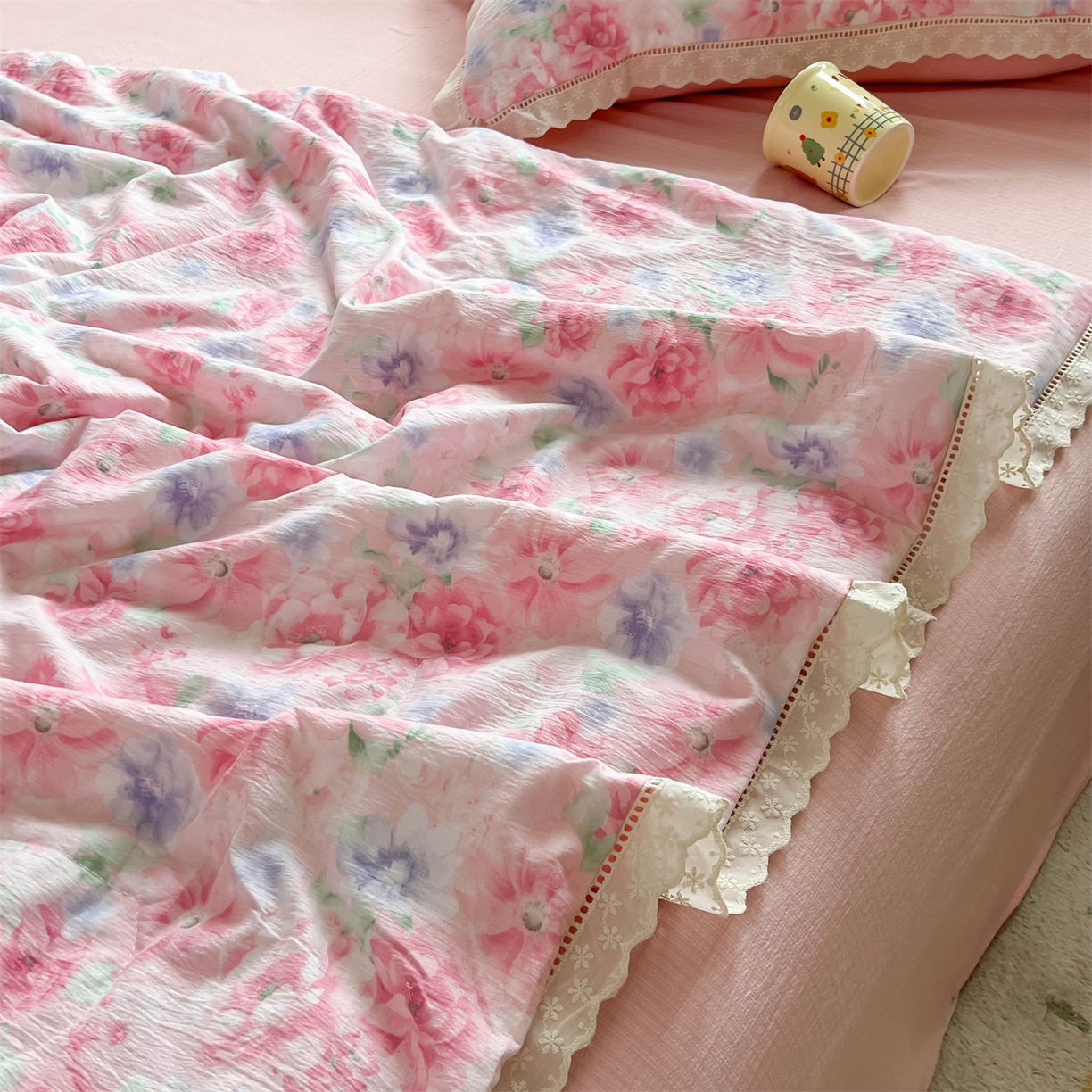 91家纺网 家纺一手货源 找家纺 温眠家纺 2025新款云感双层纱镂空花边夏被四件套 梦里桃花